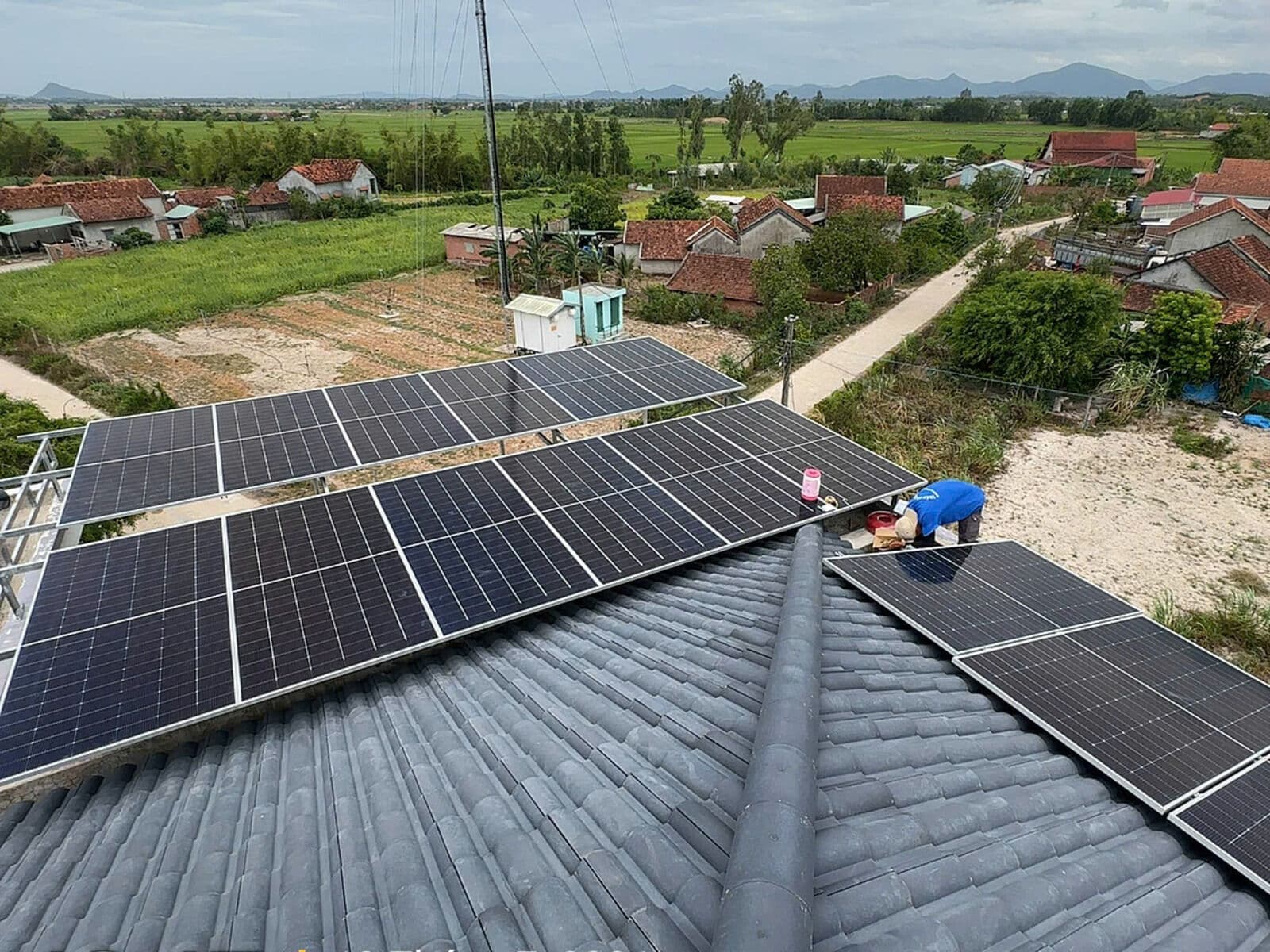 Thi công hệ pin trên mái ngói, Bình Hiệp, Gia Lai