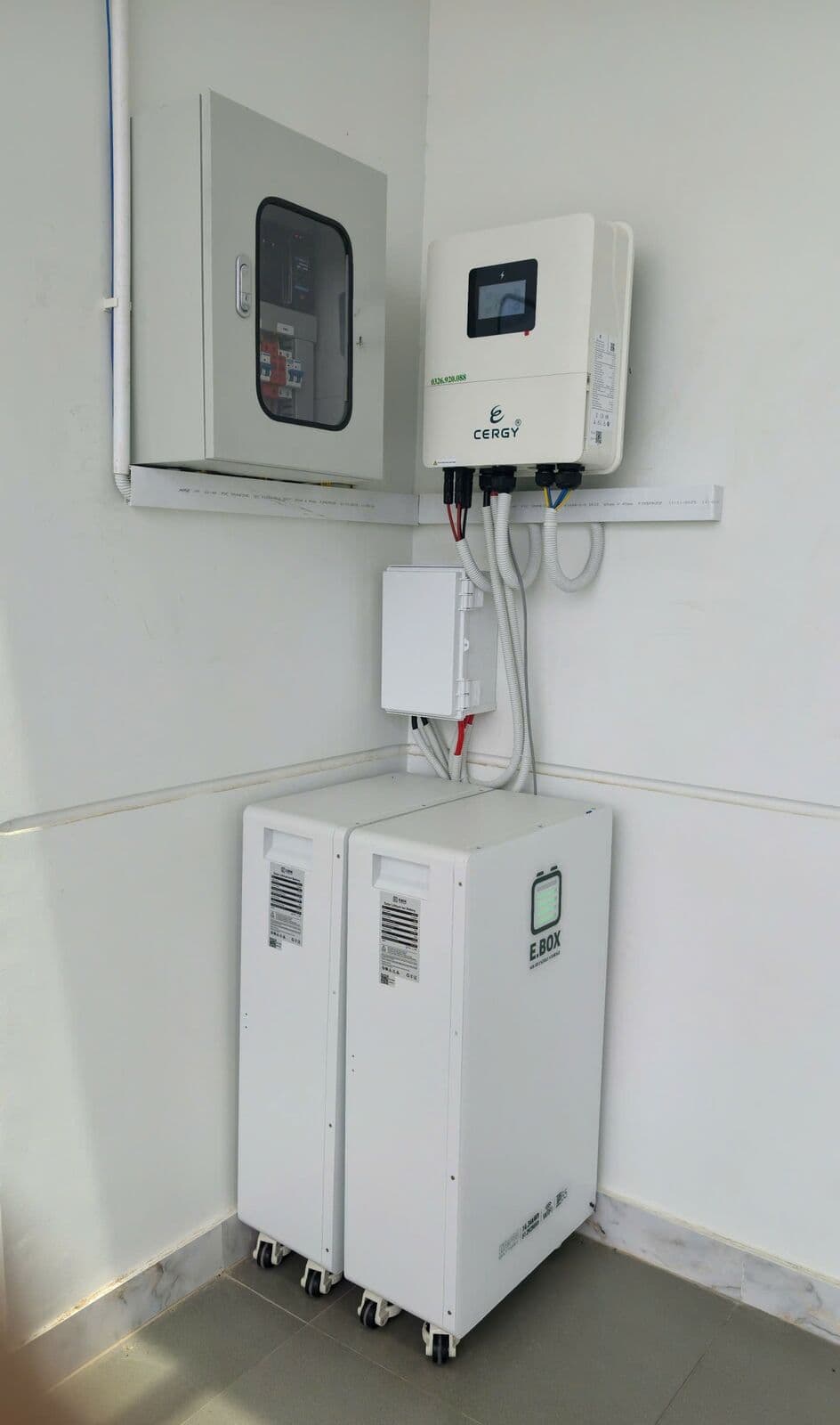 Biến tần Cergy và 2 tủ pin lưu trữ E.Box