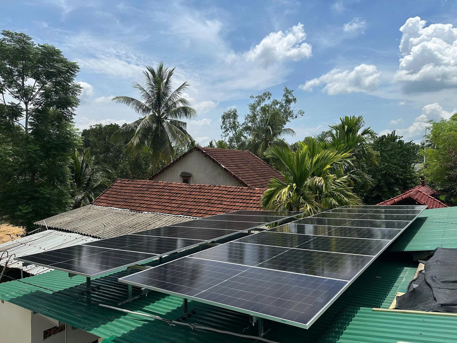Hệ pin khung nâng trên mái tôn