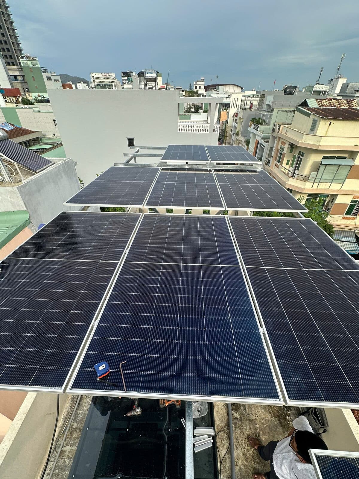 Thi công hệ pin khung nâng trên sân thượng nhà phố