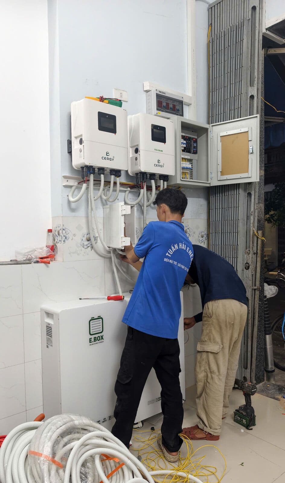 Đội kỹ thuật đấu nối 2 biến tần Cergy và pin E.Box