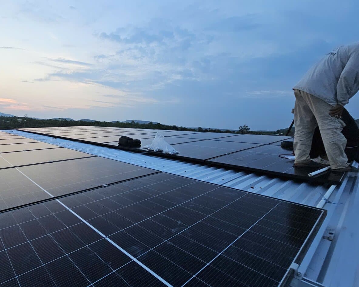Đội thi công Tuấn Hải Energy lắp tấm pin mặt trời áp mái nhà xưởng lúc hoàng hôn