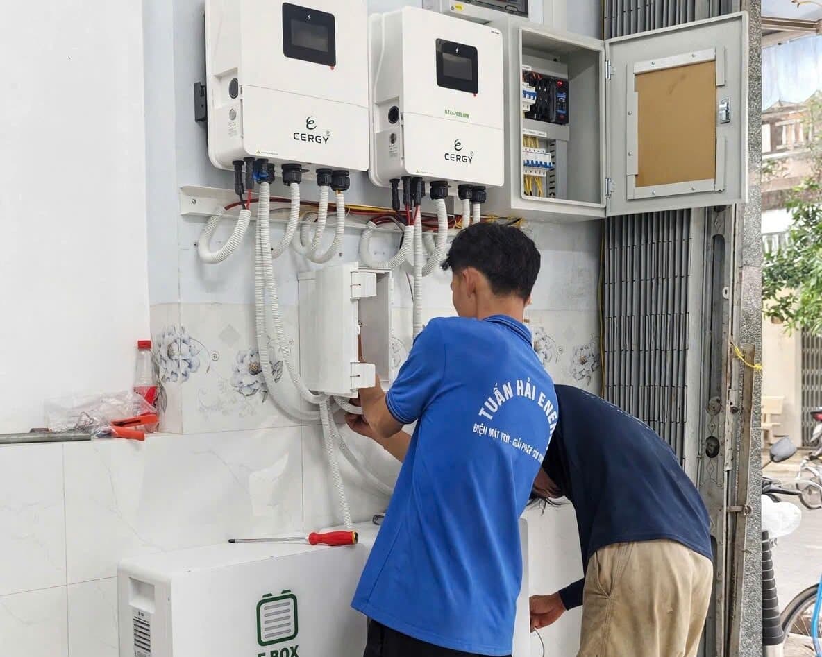 Kỹ thuật viên Tuấn Hải Energy lắp đặt biến tần hybrid Cergy và pin lưu trữ E.Box